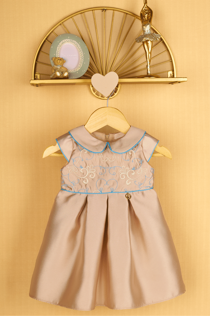 Vestido de zibeline com bordado e detalhe de friso