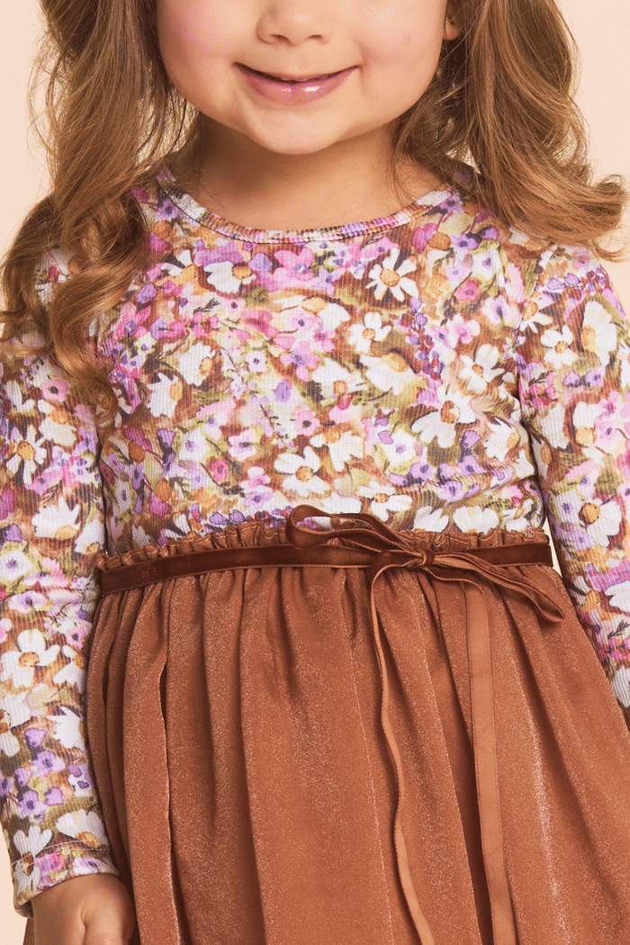 Vestido com estampa floral e saia de organza marrom