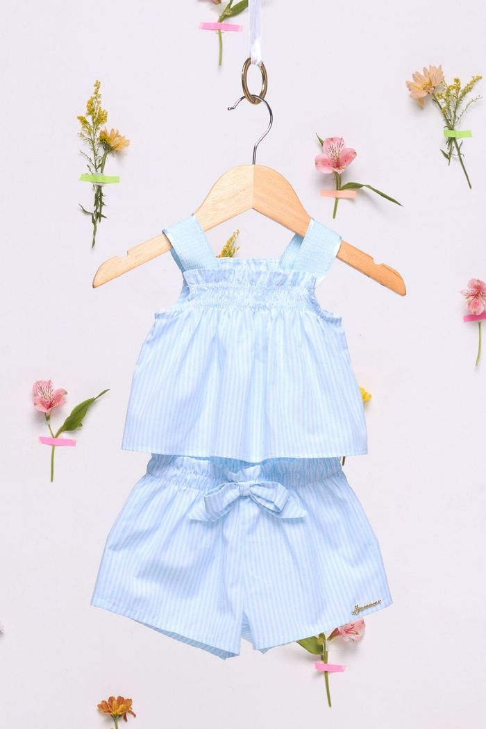 Conjunto de blusa e short listrados