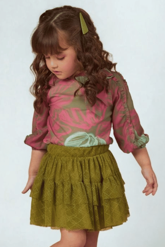 Conjunto blusa estampada com saia de tule