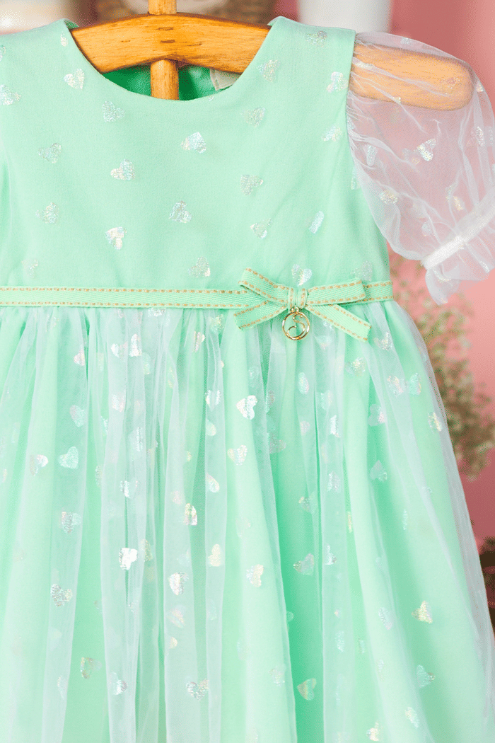 Vestido de crepe com tule de corações