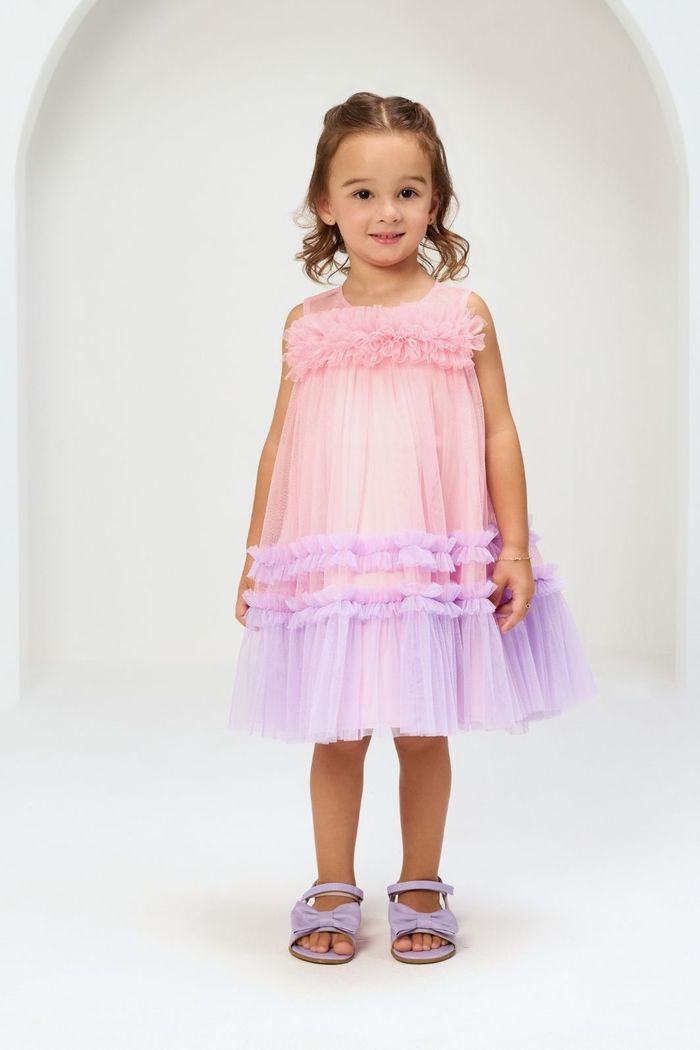 Vestido de tule com com camadas sobrepostas e babados