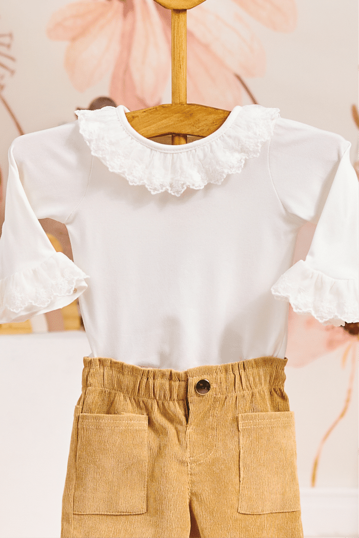 Body off-white com renda na gola e mangas