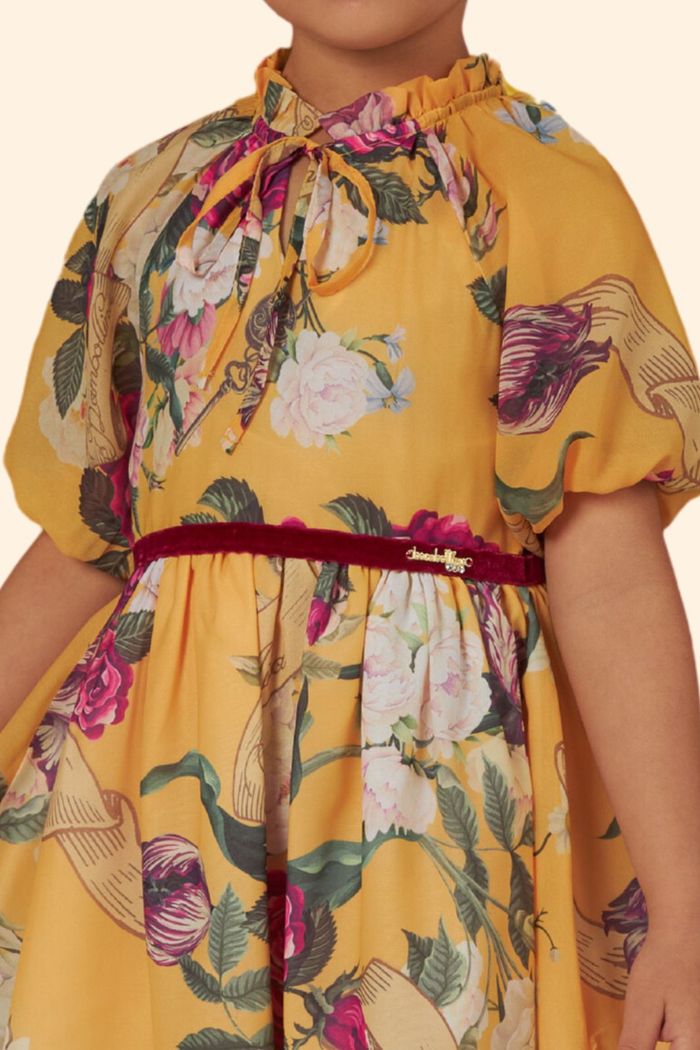 Vestido amarelo com estampa de flores