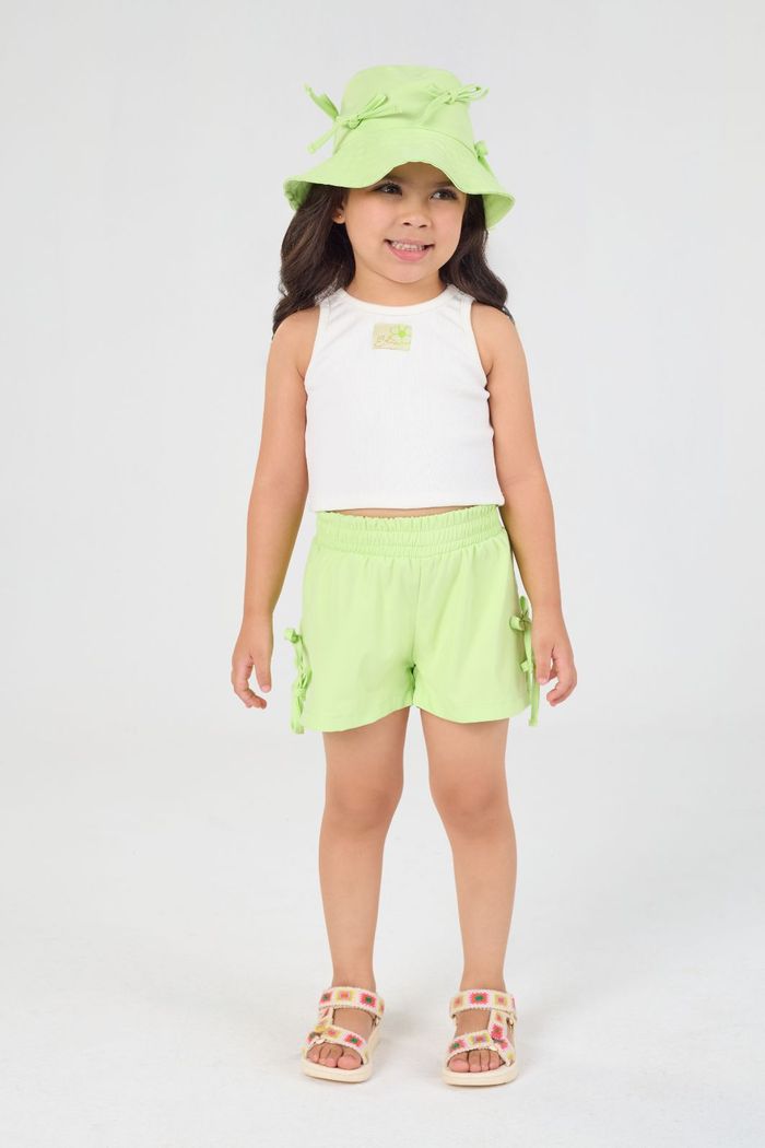 Conjunto com regata canelada e short de alfaiataria com detalhe de laços nas laterais