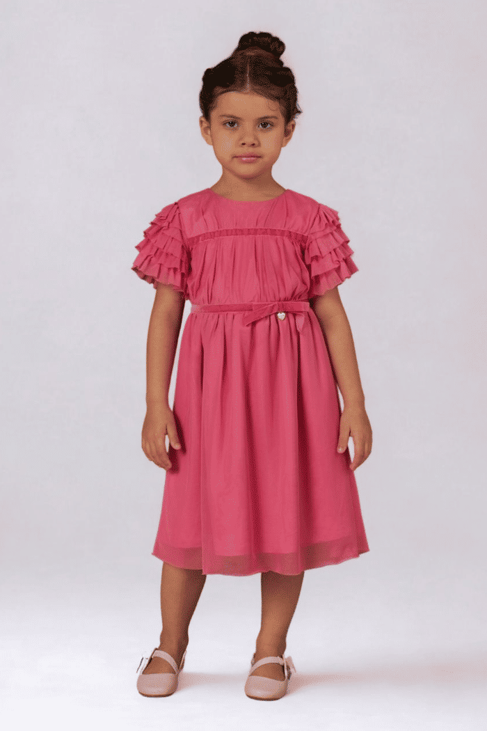 Vestido de tule com mangas de babados