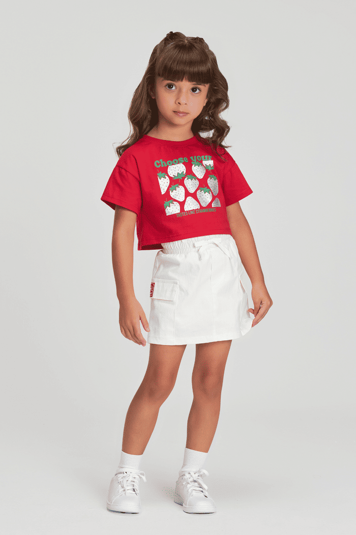 Conjunto blusa com estampa de morangos e saia de sarja