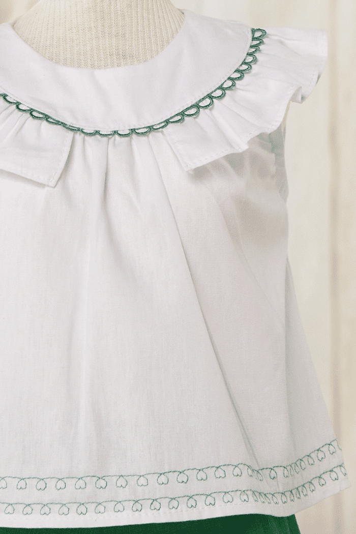 Conjunto blusa com barra bordada e short verde