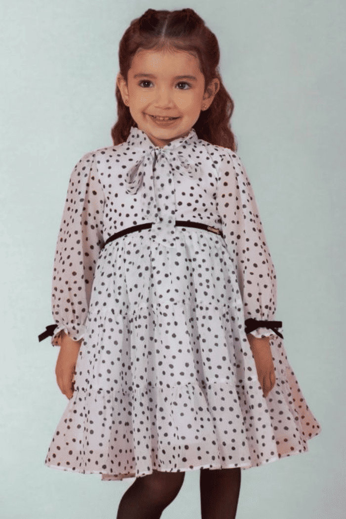 Vestido com estampa poá e gola de laço