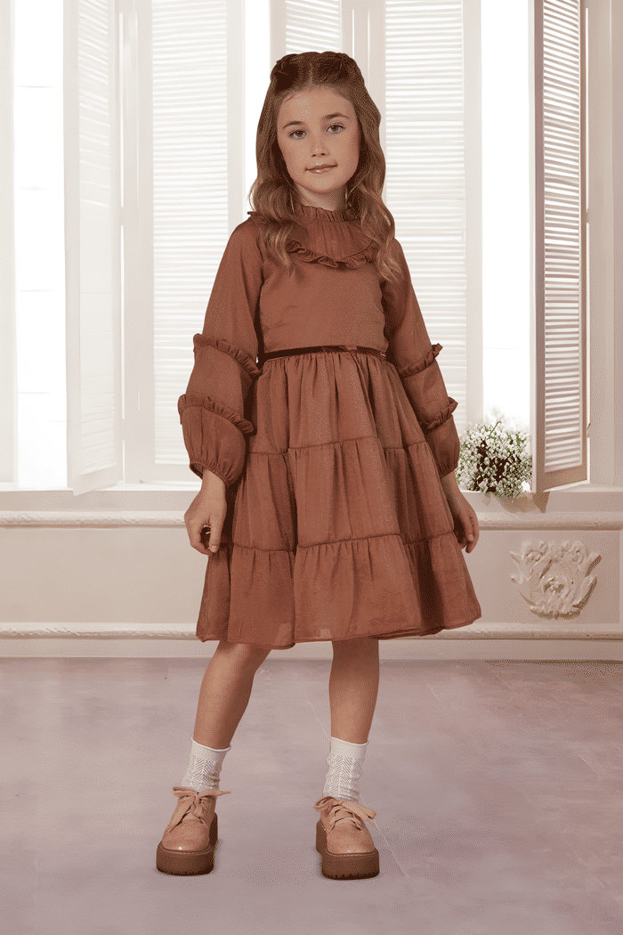 Vestido de organza com detalhe de babados