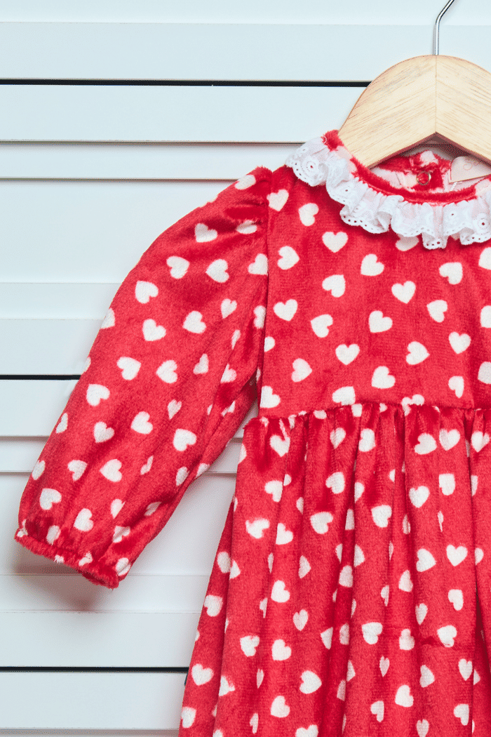 Vestido vermelho com corações brancos