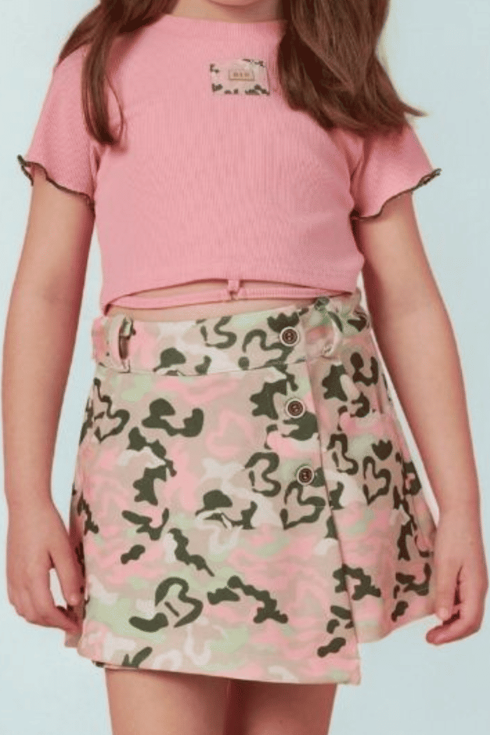 Conjunto blusa de ribana com short-saia estampado