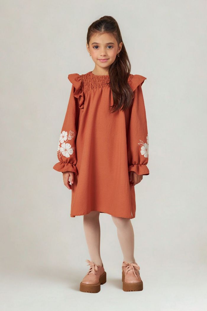 Vestido com babados no ombro e estampa localizada nos braços