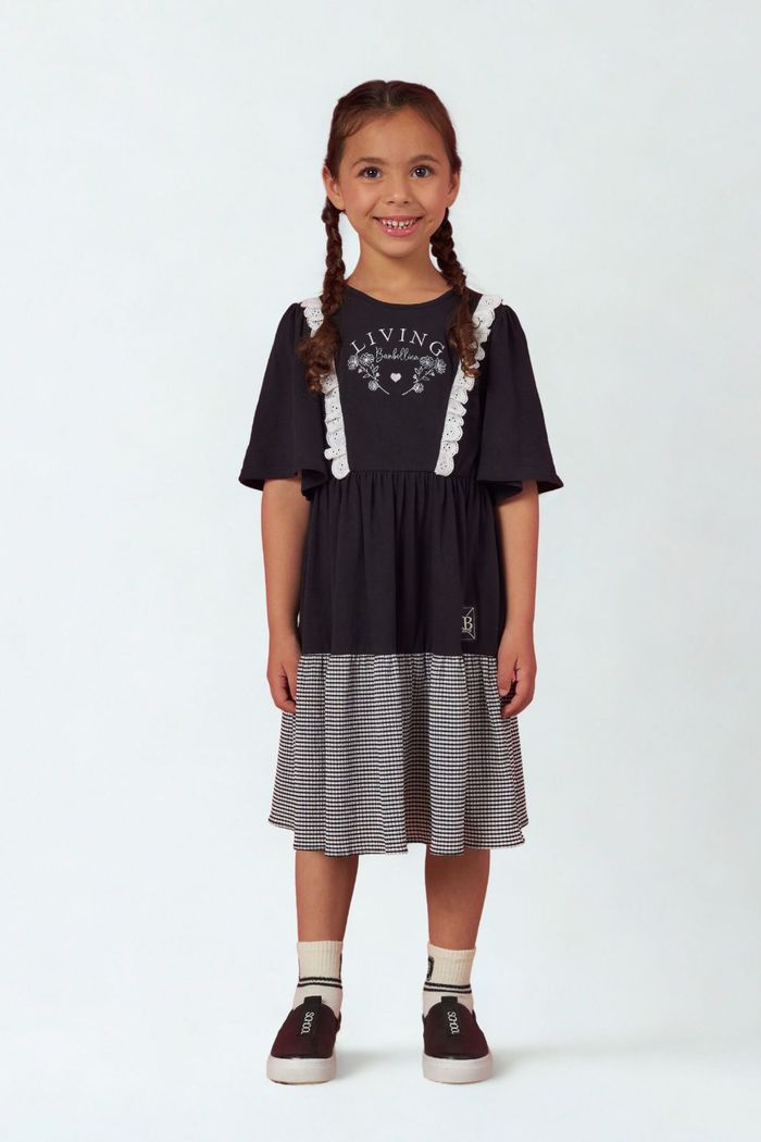 Vestido com detalhe de bordado e renda