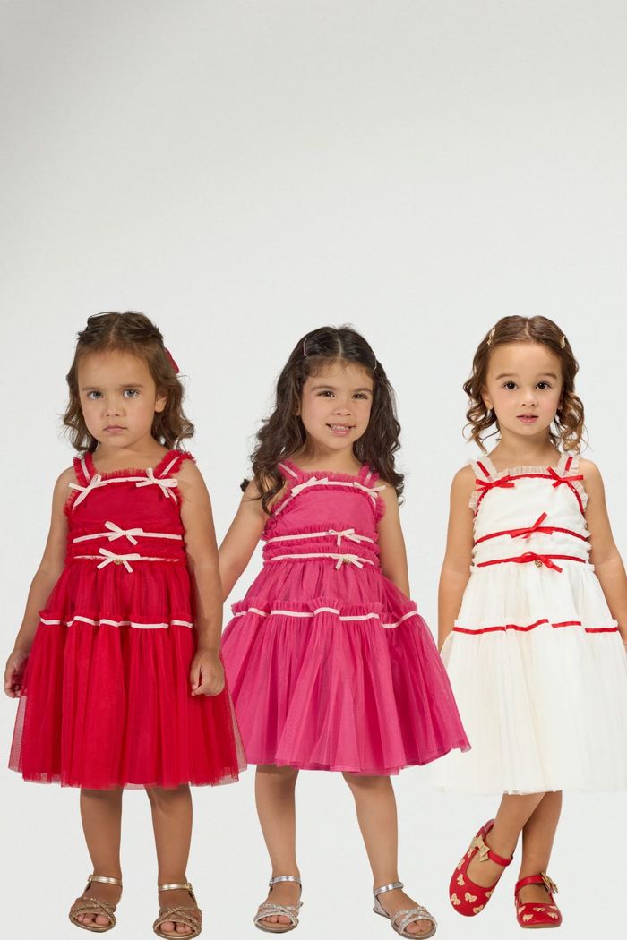 Vestido de tule com detalhes de fitas e laços