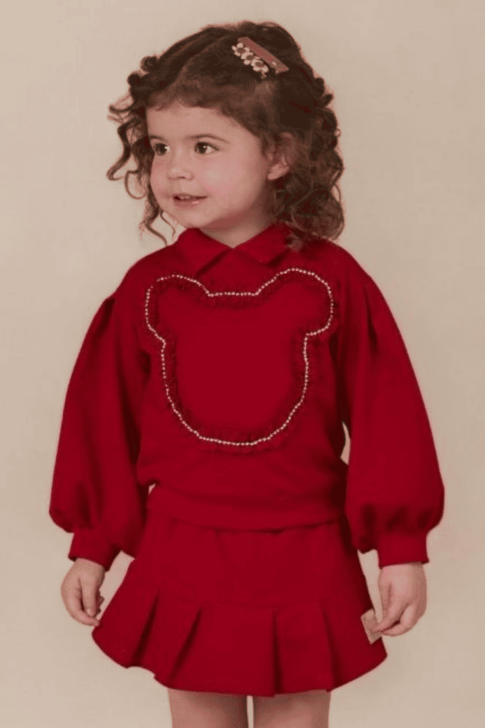 Conjunto de blusa com strass e short-saia de moletinho