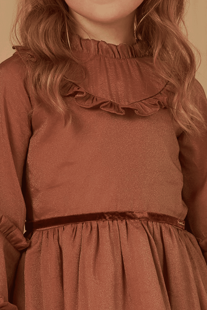 Vestido de organza com detalhe de babados