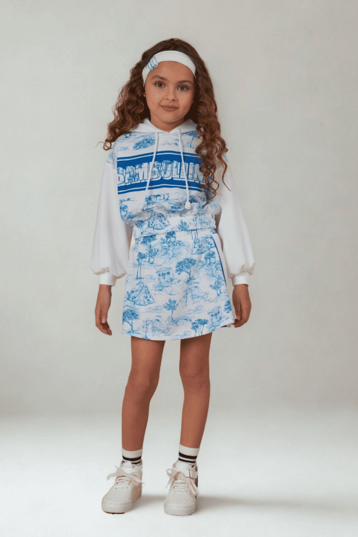 Conjunto blusa com capuz e saia estampada