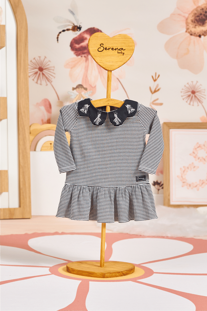 Vestido com gola bordada