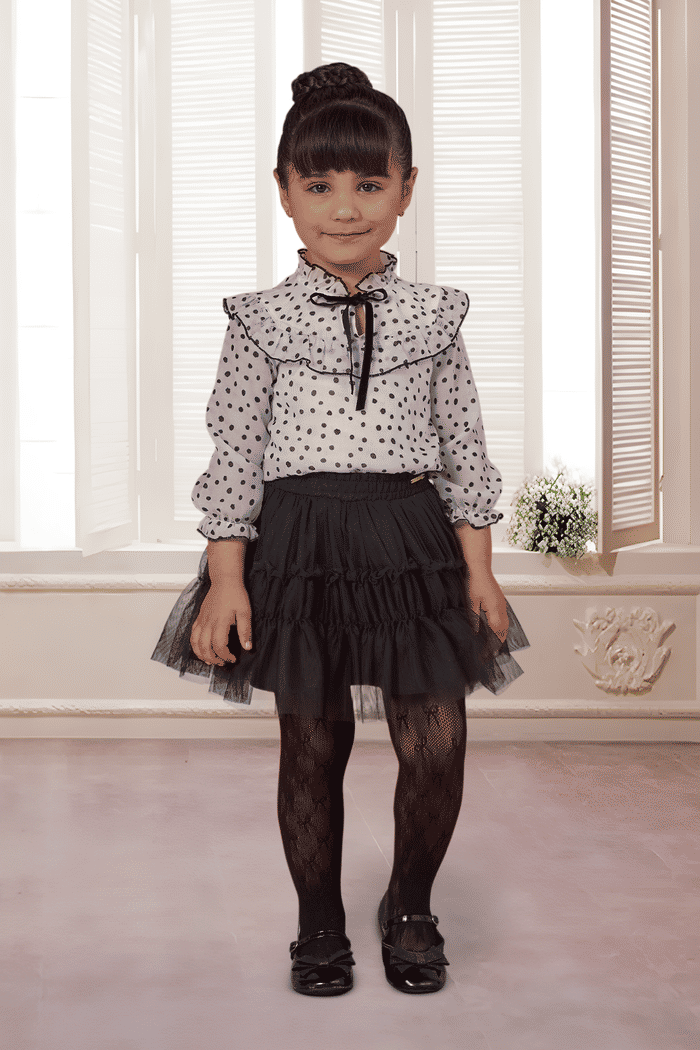 Conjunto blusa com estampa poá e saia de tule