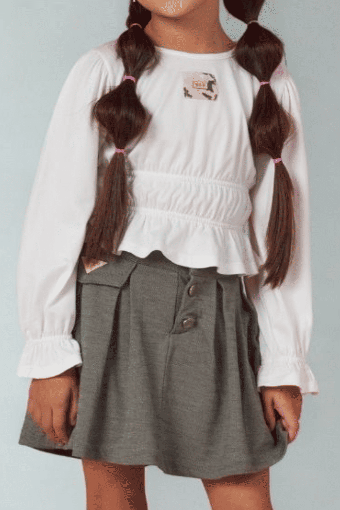 Conjunto blusa de malha com saia de pregas