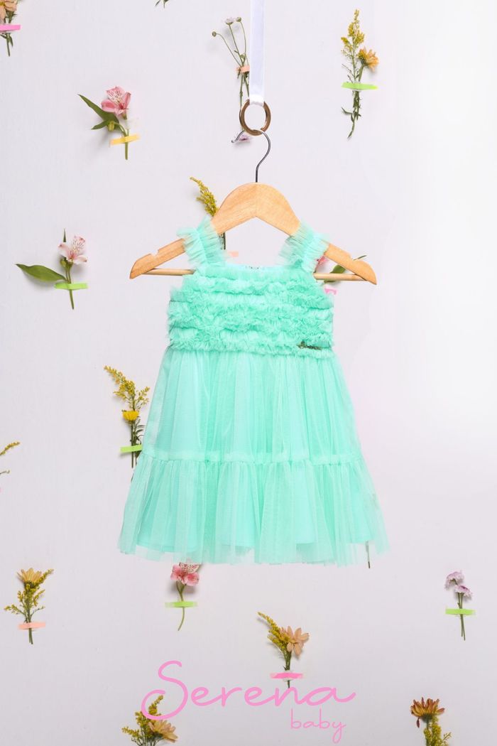 Vestido de tule com babados no peito