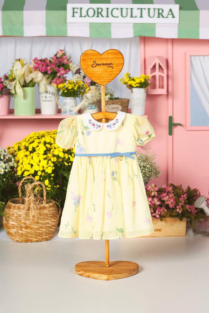 Vestido com estampa de flores e poá