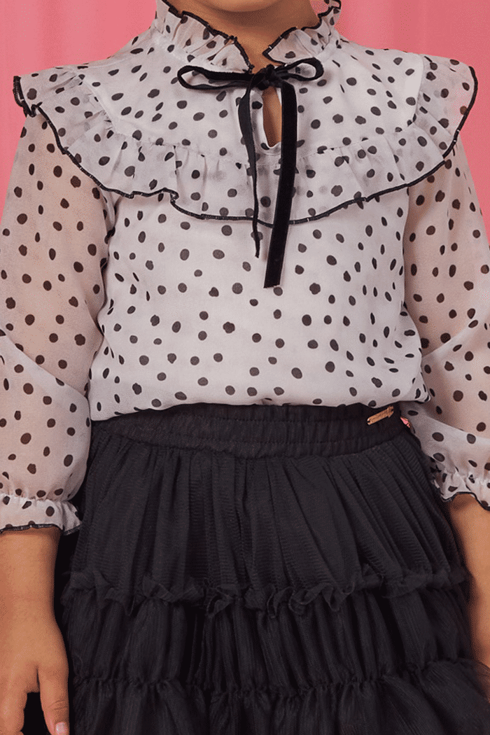 Conjunto blusa com estampa poá e saia de tule