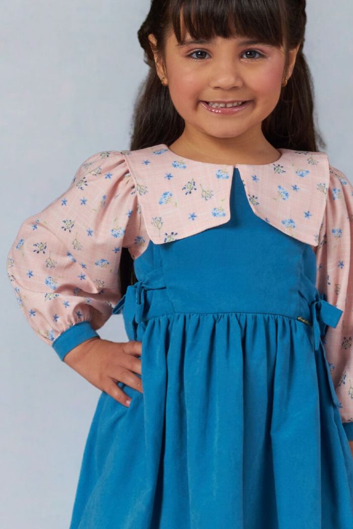 Vestido com mangas e gola estampadas