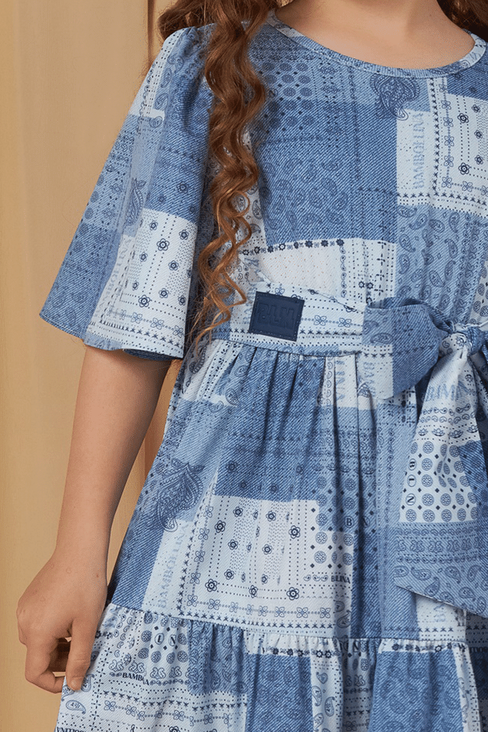 Vestido estampado fluido com amarração