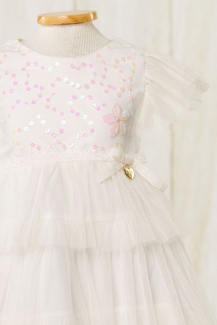 Vestido com camadas de tule e peito de paete