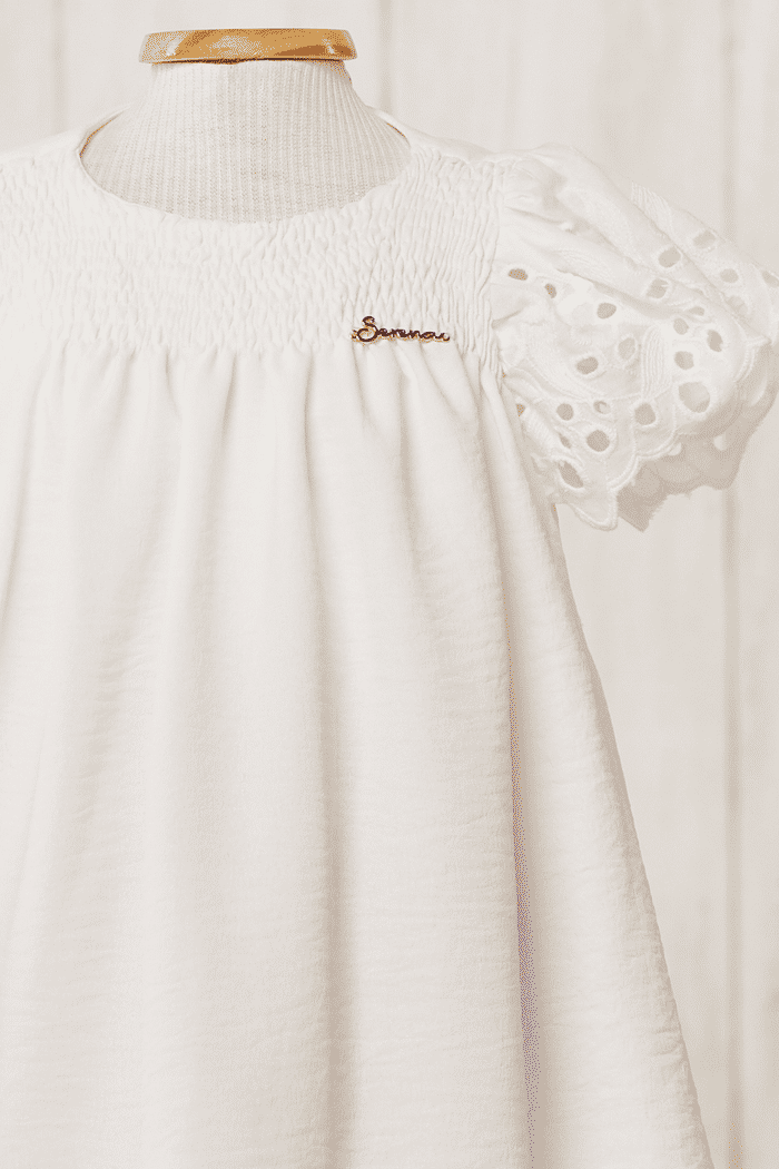 Vestido de tecido dunas com manga de renda