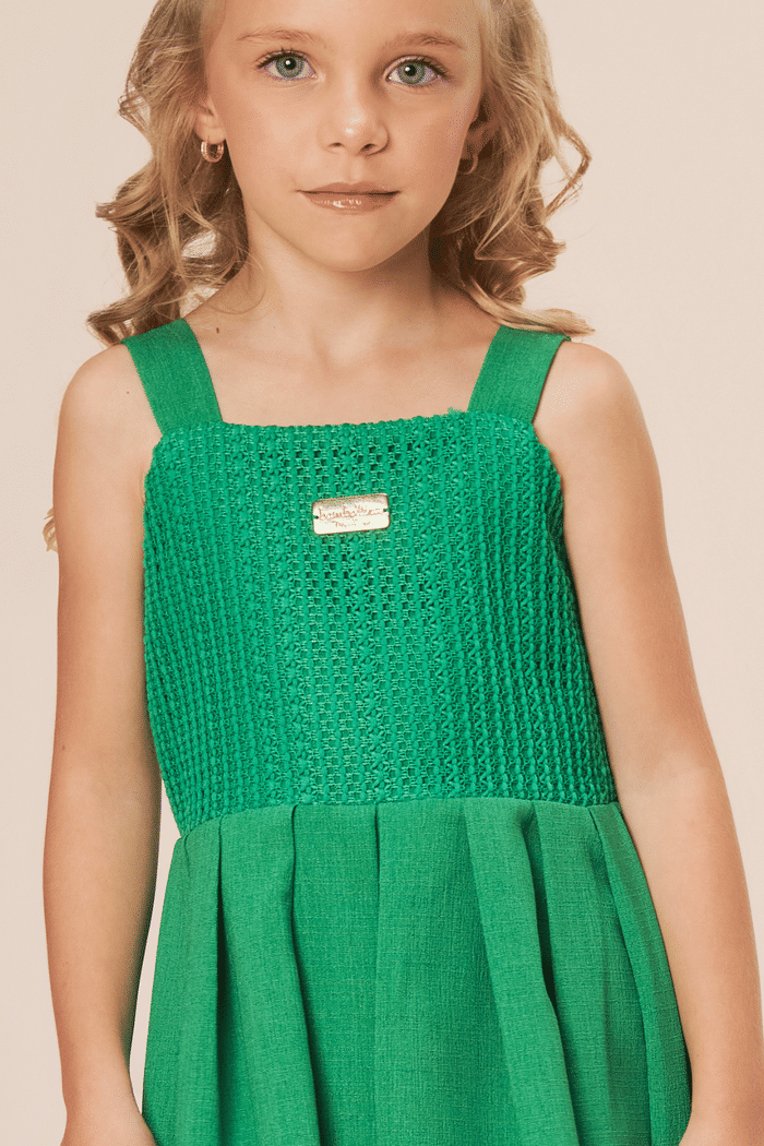 Vestido verde com detalhe em crochê