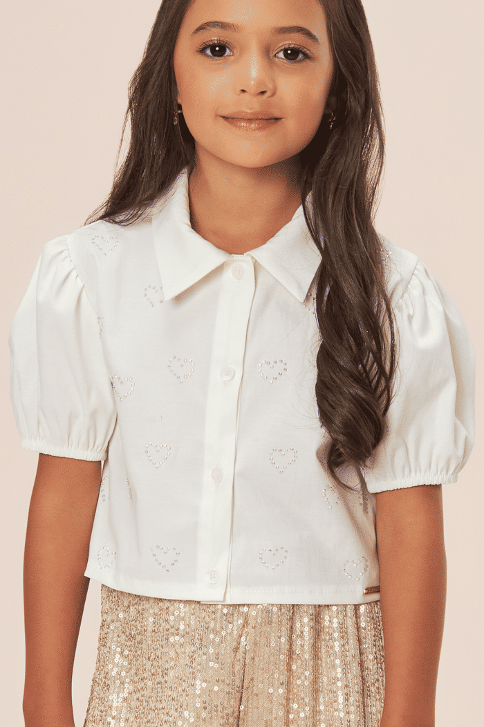 Camisa de tricoline com corações de strass na frente