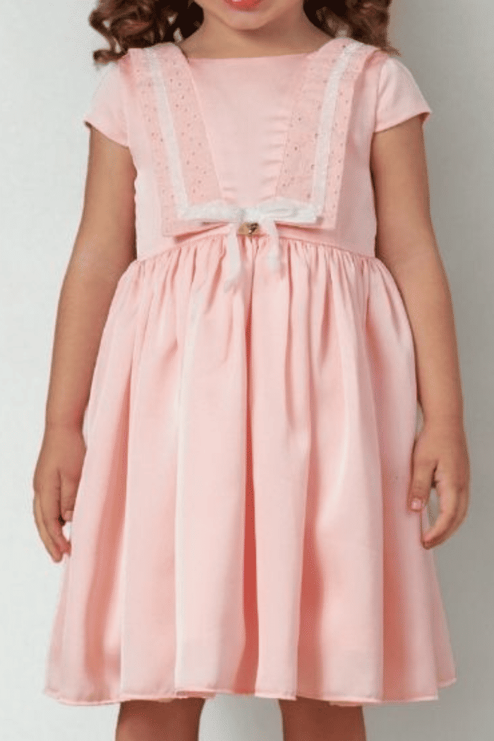 Vestido de crepe com gola laise e detalhe de fita