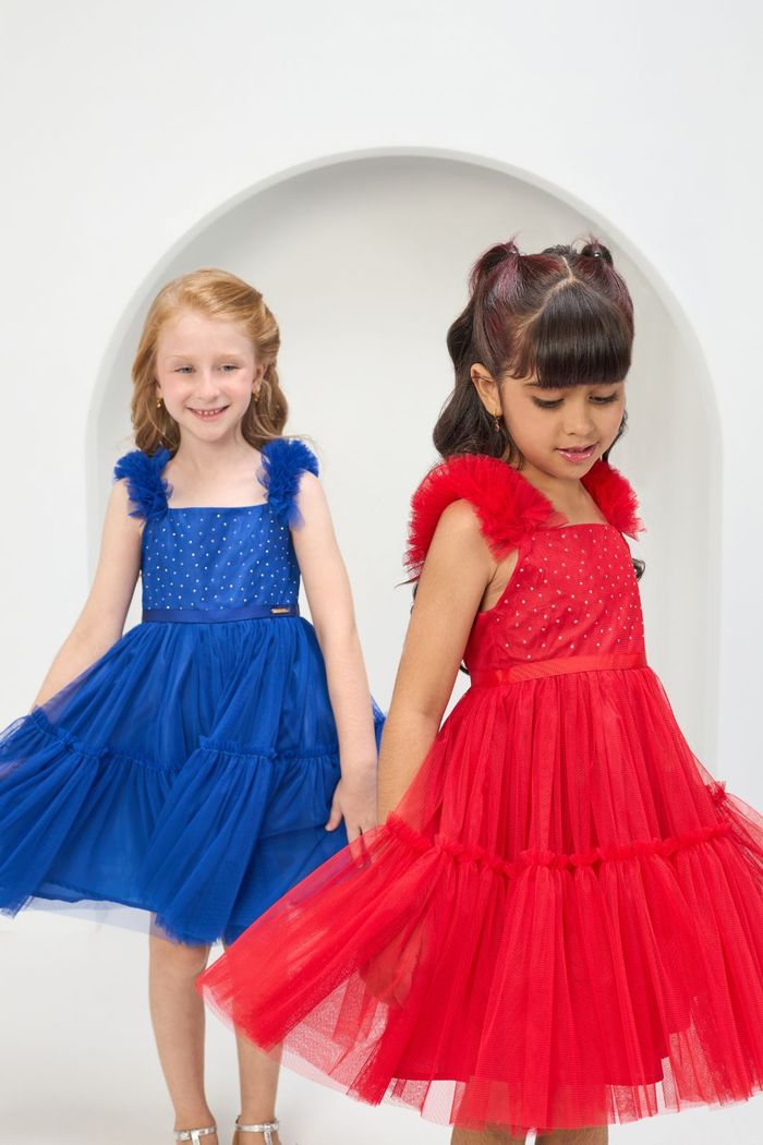 Vestido de tule com strass no peito