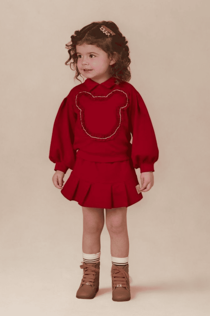 Conjunto de blusa com strass e short-saia de moletinho