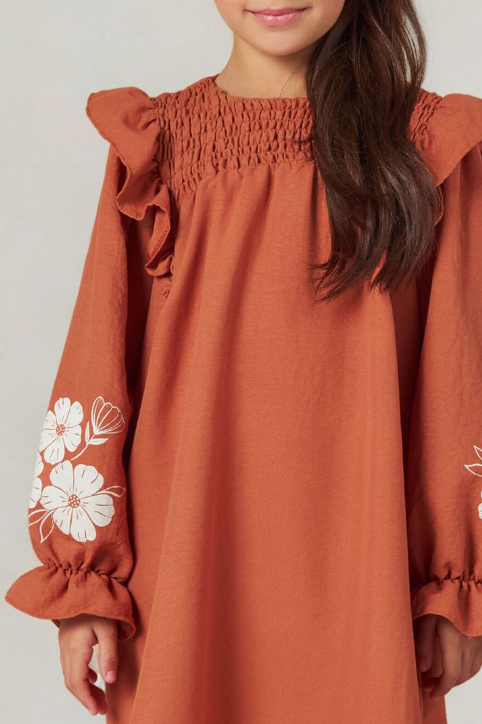 Vestido com babados no ombro e estampa localizada nos braços