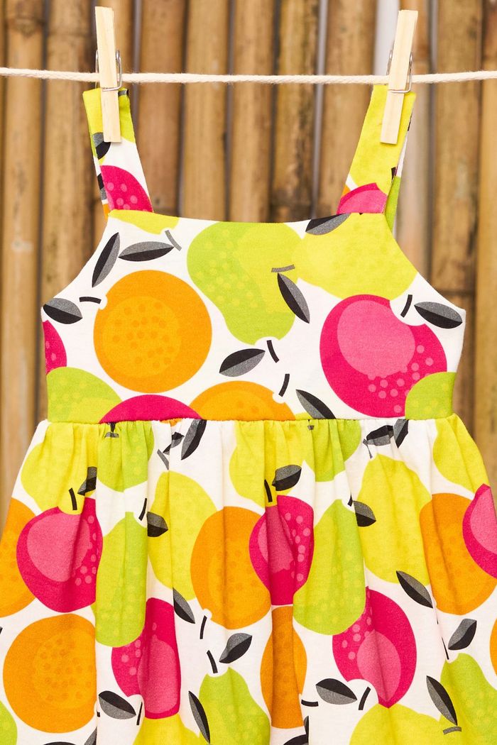 Vestido estampa de frutinhas com detalhe de amarração nas costas