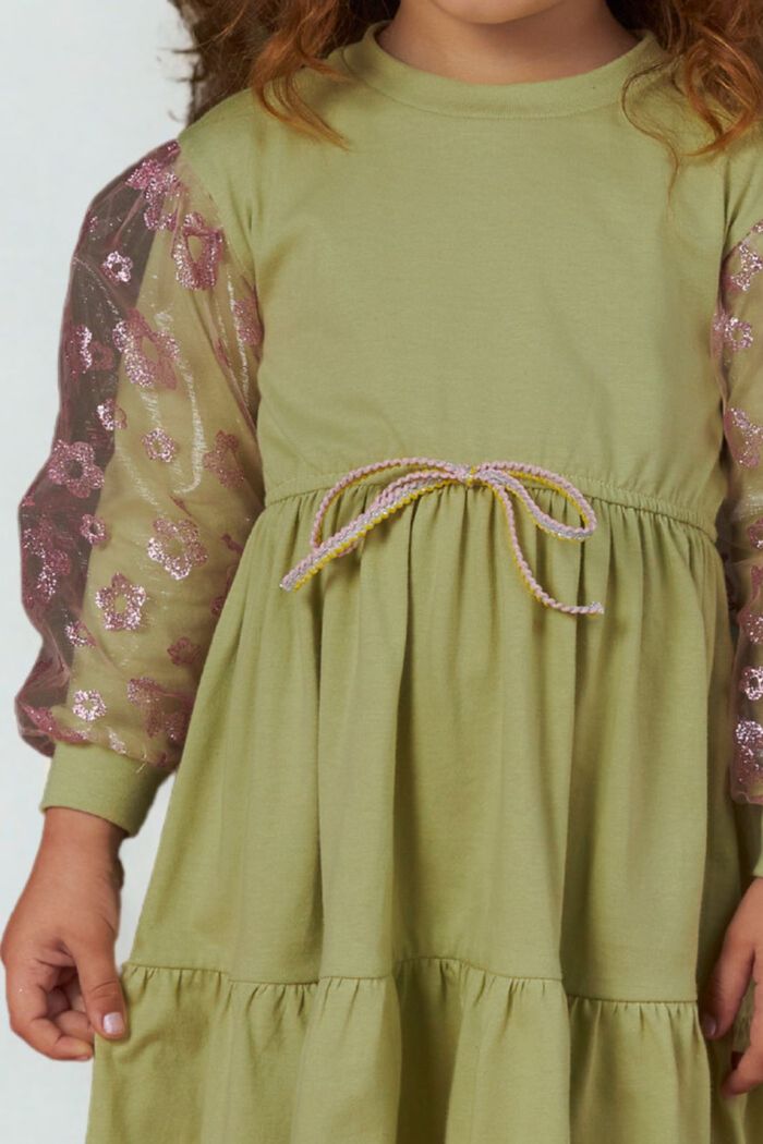 Vestido de malha com detalhe de manga de tule