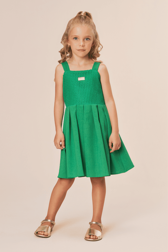 Vestido verde com detalhe em crochê