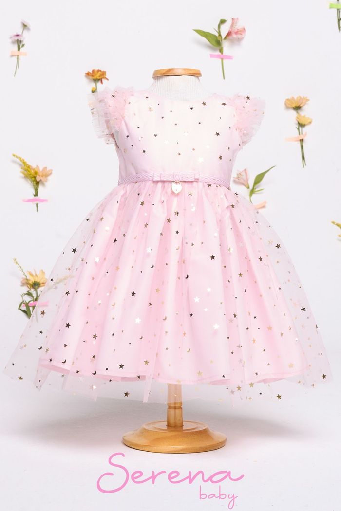 Vestido com tule de estrelas/lua com detalhe de fita e laço na cintura
