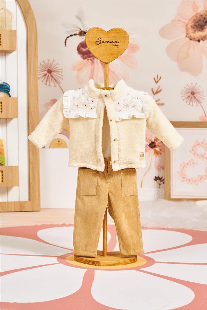 Casaco de pele com gola bordada