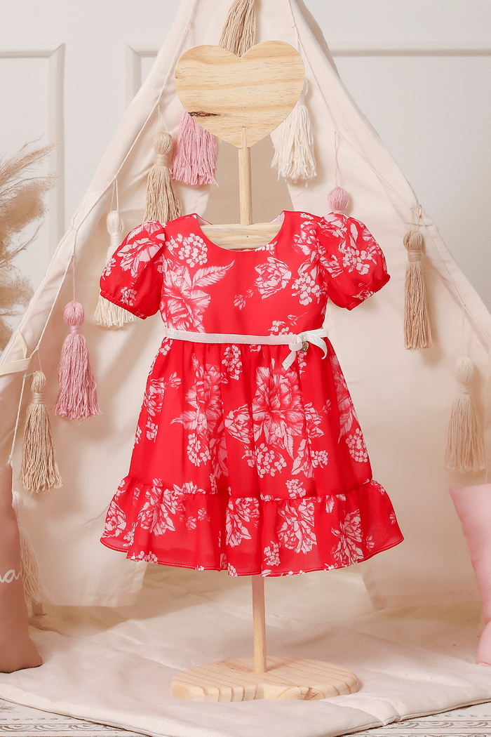 Vestido floral com fundo vermelho