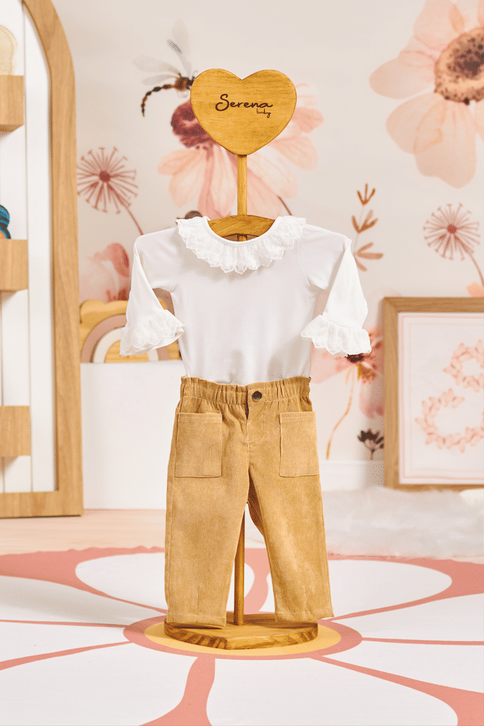 Body off-white com renda na gola e mangas