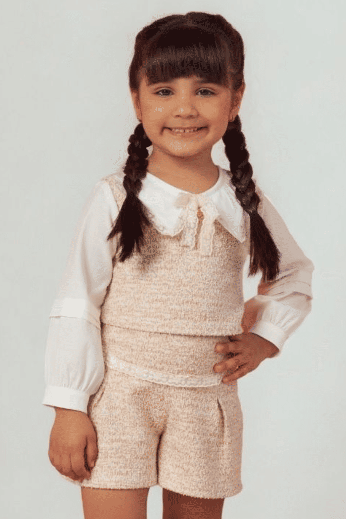 Conjunto blusa com mangas e gola de tricoline e short tweed