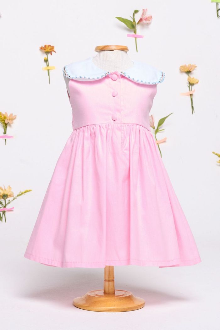 Vestido de tricoline com detalhe na gola