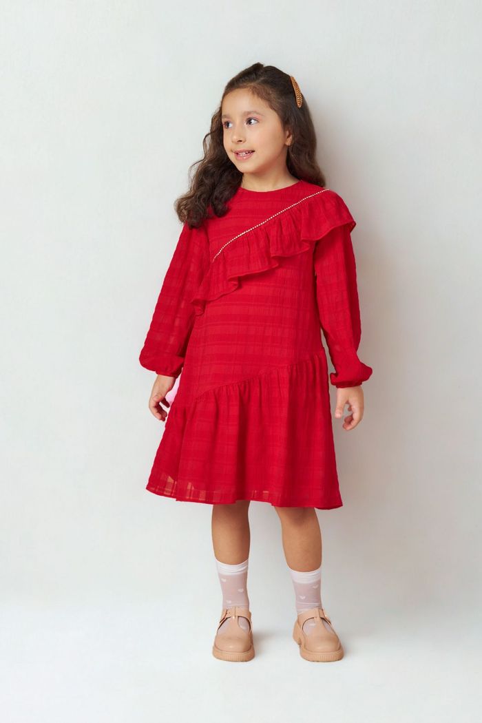 Vestido de babados com detalhe de corrente de strass