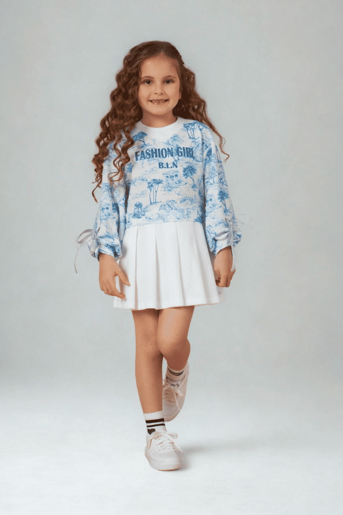 Vestido de malha sublimada com saia de pregas