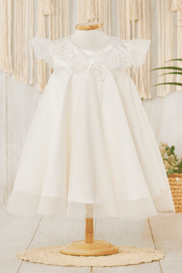 Vestido com aplicação de flores